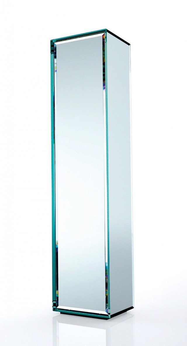 Il mobile specchio Prism mirror di Glas Italia è interamente in cristallo specchiato. Si tratta di un piccolo contenitore a forma di parallelepipedo, dotato di un’anta con apertura push-pull. Ha l’interno in legno di rovere moro con ripiani regolabili. Misura L 44 x P 46 x H 195 cm; prezzo 2.384 euro <strong>www.glasitalia.com</strong> Il mobile specchio Prism mirror di Glas Italia è interamente in cristallo specchiato. Si tratta di un piccolo contenitore a forma di parallelepipedo, dotato di un’anta con apertura push-pull. Ha l’interno in legno di rovere moro con ripiani regolabili. Misura L 44 x P 46 x H 195 cm; prezzo 2.384 euro <strong>www.glasitalia.com</strong>