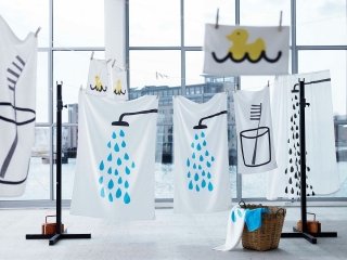 Il telo bagno Tvingen di Ikea nei colori bianco e blu è in puro cotone 380 gr/m². Misura L 100 x P 150 cm. Prezzo 8,99 euro. www.ikea.it Il telo bagno Tvingen di Ikea nei colori bianco e blu è in puro cotone 380 gr/m². Misura L 100 x P 150 cm. Prezzo 8,99 euro. www.ikea.it