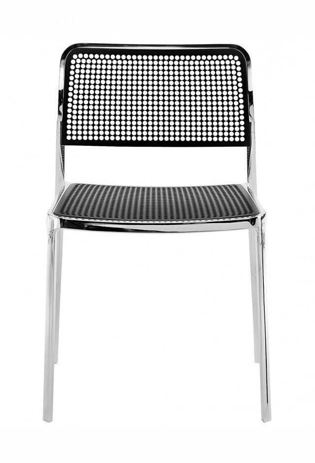 L’ampia e confortevole seduta e lo schienale ergonomico definiscono la sedia in alluminio lucido, dalle linee squadrate. Disponibile anche con struttura in alluminio opaco o laccata in numerosi colori. Misura L 52 x P 51 x H 77 cm. Costa 358 euro Audrey di Kartell www.kartell.it L’ampia e confortevole seduta e lo schienale ergonomico definiscono la sedia in alluminio lucido, dalle linee squadrate. Disponibile anche con struttura in alluminio opaco o laccata in numerosi colori. Misura L 52 x P 51 x H 77 cm. Costa 358 euro Audrey di Kartell www.kartell.it