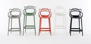 Le gambe della famosa sedia Master si allungano, la seduta diventa più contenuta, ma l’inconfondibile segno grafico della struttura, dato dall’intreccio delle silhouette di tre famose sedute che hanno segnato la storia del design, rimane il medesimo. Disponibile in una gamma di tinte vivaci. Masters Stool di Kartell, vive perfettamente anche all’aperto. Misura L 50 x P 50 x H 99 cm. Prezzo 249 euro. www.kartell.it Le gambe della famosa sedia Master si allungano, la seduta diventa più contenuta, ma l’inconfondibile segno grafico della struttura, dato dall’intreccio delle silhouette di tre famose sedute che hanno segnato la storia del design, rimane il medesimo. Disponibile in una gamma di tinte vivaci. Masters Stool di Kartell, vive perfettamente anche all’aperto. Misura L 50 x P 50 x H 99 cm. Prezzo 249 euro. www.kartell.it