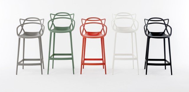 Le gambe della famosa sedia Master si allungano, la seduta diventa più contenuta, ma l’inconfondibile segno grafico della struttura, dato dall’intreccio delle silhouette di tre famose sedute che hanno segnato la storia del design, rimane il medesimo. Disponibile in una gamma di tinte vivaci. Masters Stool di Kartell, vive perfettamente anche all’aperto. Misura L 50 x P 50 x H 99 cm. Prezzo 249 euro. www.kartell.it Le gambe della famosa sedia Master si allungano, la seduta diventa più contenuta, ma l’inconfondibile segno grafico della struttura, dato dall’intreccio delle silhouette di tre famose sedute che hanno segnato la storia del design, rimane il medesimo. Disponibile in una gamma di tinte vivaci. Masters Stool di Kartell, vive perfettamente anche all’aperto. Misura L 50 x P 50 x H 99 cm. Prezzo 249 euro. www.kartell.it