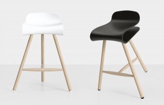 Il celebre sgabello BCN di Kristalia, ritorna in versione bicolore ultra moderna, composto da una seduta in materiale plastico termoformato e da 3 piedi in faggio massiccio. L'aspetto grezzo e naturale del legno contrasta piacevolmente con i colori laccati della seduta. La flessibilità del materiale garantisce un comfort di seduta ottimale che si adatta perfettamente alla posizione del corpo. Disponibile anche con base il legno massello di faggio in tinta con la seduta. Misura L 58 x P 50 x H. 76 cm, altezza seduta 64 cm. Prezzo 375 euro. www.kristalia.it/it/ Il celebre sgabello BCN di Kristalia, ritorna in versione bicolore ultra moderna, composto da una seduta in materiale plastico termoformato e da 3 piedi in faggio massiccio. L'aspetto grezzo e naturale del legno contrasta piacevolmente con i colori laccati della seduta. La flessibilità del materiale garantisce un comfort di seduta ottimale che si adatta perfettamente alla posizione del corpo. Disponibile anche con base il legno massello di faggio in tinta con la seduta. Misura L 58 x P 50 x H. 76 cm, altezza seduta 64 cm. Prezzo 375 euro. www.kristalia.it/it/