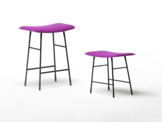 La base dello sgabello Hinge Stool, di Living Divani, è in sottile metallo verniciato bianco o nero, quattro gambe leggere collegate orizzontalmente forniscono un comodo appoggio per i piedi. Il sedile rettangolare sfoderabile, leggermente curvo e imbottito, può essere rivestito in tessuto o in pelle in vari colori oltre al classico bianco o nero. Versatile e piacevole è previsto in due diverse altezze. Misura: L 49 x P 35 x H 47 cm o 65 cm. Prezzo su richiesta. www.livingdivani.it La base dello sgabello Hinge Stool, di Living Divani, è in sottile metallo verniciato bianco o nero, quattro gambe leggere collegate orizzontalmente forniscono un comodo appoggio per i piedi. Il sedile rettangolare sfoderabile, leggermente curvo e imbottito, può essere rivestito in tessuto o in pelle in vari colori oltre al classico bianco o nero. Versatile e piacevole è previsto in due diverse altezze. Misura: L 49 x P 35 x H 47 cm o 65 cm. Prezzo su richiesta. www.livingdivani.it