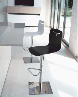 E’ regolabile in altezza con un meccanismo a gas lo sgabello Yuppie di Ozzio Design. La struttura è realizzata in metallo, mentre la seduta è in legno o laccato poliestere. Misura L 40 x H86/111 cm, altezza seduta da 53 a 78 cm. Prezzo a partire da 300 euro. www.ozzio.com E’ regolabile in altezza con un meccanismo a gas lo sgabello Yuppie di Ozzio Design. La struttura è realizzata in metallo, mentre la seduta è in legno o laccato poliestere. Misura L 40 x H86/111 cm, altezza seduta da 53 a 78 cm. Prezzo a partire da 300 euro. www.ozzio.com