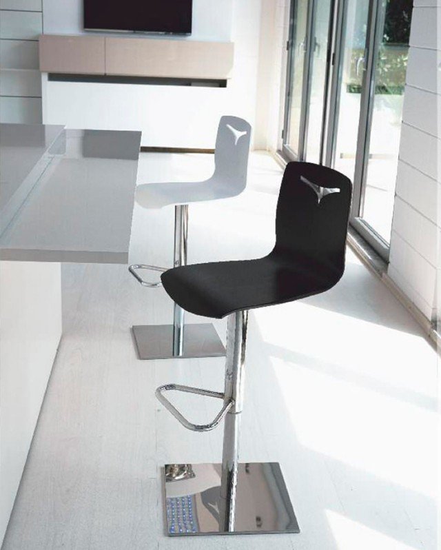 E’ regolabile in altezza con un meccanismo a gas lo sgabello Yuppie di Ozzio Design. La struttura è realizzata in metallo, mentre la seduta è in legno o laccato poliestere. Misura L 40 x H86/111 cm, altezza seduta da 53 a 78 cm. Prezzo a partire da 300 euro. www.ozzio.com E’ regolabile in altezza con un meccanismo a gas lo sgabello Yuppie di Ozzio Design. La struttura è realizzata in metallo, mentre la seduta è in legno o laccato poliestere. Misura L 40 x H86/111 cm, altezza seduta da 53 a 78 cm. Prezzo a partire da 300 euro. www.ozzio.com