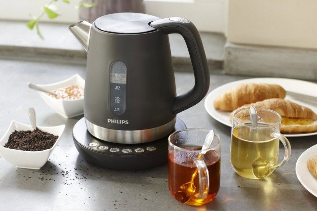 Il bollitore Avance Collection HD9380/20di Philips, grazie a un dispositivo di controllo della temperatura digitale, permette di preparare ogni bevanda alla sua temperatura ideale e di conservare il liquido alla temperatura desiderata. Un apposito indicatore consente di quantificare esattamente il liquido necessario per una tazza riducendo al minimo gli sprechi di acqua ed energia. La base è girevole e senza fili per consentire un’impugnatura il più maneggevole possibile. Prezzo 93,79 euro. www.philips.it Il bollitore Avance Collection HD9380/20di Philips, grazie a un dispositivo di controllo della temperatura digitale, permette di preparare ogni bevanda alla sua temperatura ideale e di conservare il liquido alla temperatura desiderata. Un apposito indicatore consente di quantificare esattamente il liquido necessario per una tazza riducendo al minimo gli sprechi di acqua ed energia. La base è girevole e senza fili per consentire un’impugnatura il più maneggevole possibile. Prezzo 93,79 euro. www.philips.it