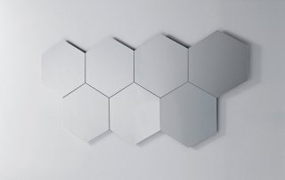 Una serie di elementi esagonali affiancati forma una grande composizione a parete. Possono essere dotati di impianto di illuminazione perimetrale ad accensione touch. Ogni singolo specchio misura L 80 x P 2,6 x H 70 cm e nella versione senza luce costa 183,70 euro Geometrika di Pianca www.pianca.com Una serie di elementi esagonali affiancati forma una grande composizione a parete. Possono essere dotati di impianto di illuminazione perimetrale ad accensione touch. Ogni singolo specchio misura L 80 x P 2,6 x H 70 cm e nella versione senza luce costa 183,70 euro Geometrika di Pianca www.pianca.com