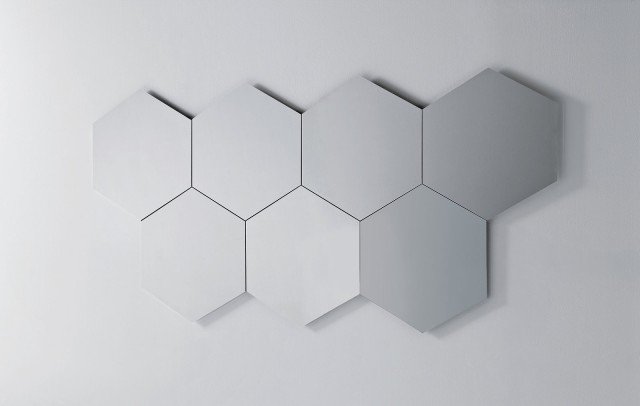 Una serie di elementi esagonali affiancati forma una grande composizione a parete. Possono essere dotati di impianto di illuminazione perimetrale ad accensione touch. Ogni singolo specchio misura L 80 x P 2,6 x H 70 cm e nella versione senza luce costa 183,70 euro Geometrika di Pianca www.pianca.com Una serie di elementi esagonali affiancati forma una grande composizione a parete. Possono essere dotati di impianto di illuminazione perimetrale ad accensione touch. Ogni singolo specchio misura L 80 x P 2,6 x H 70 cm e nella versione senza luce costa 183,70 euro Geometrika di Pianca www.pianca.com