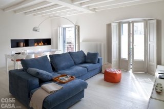 soggiorno divano blu