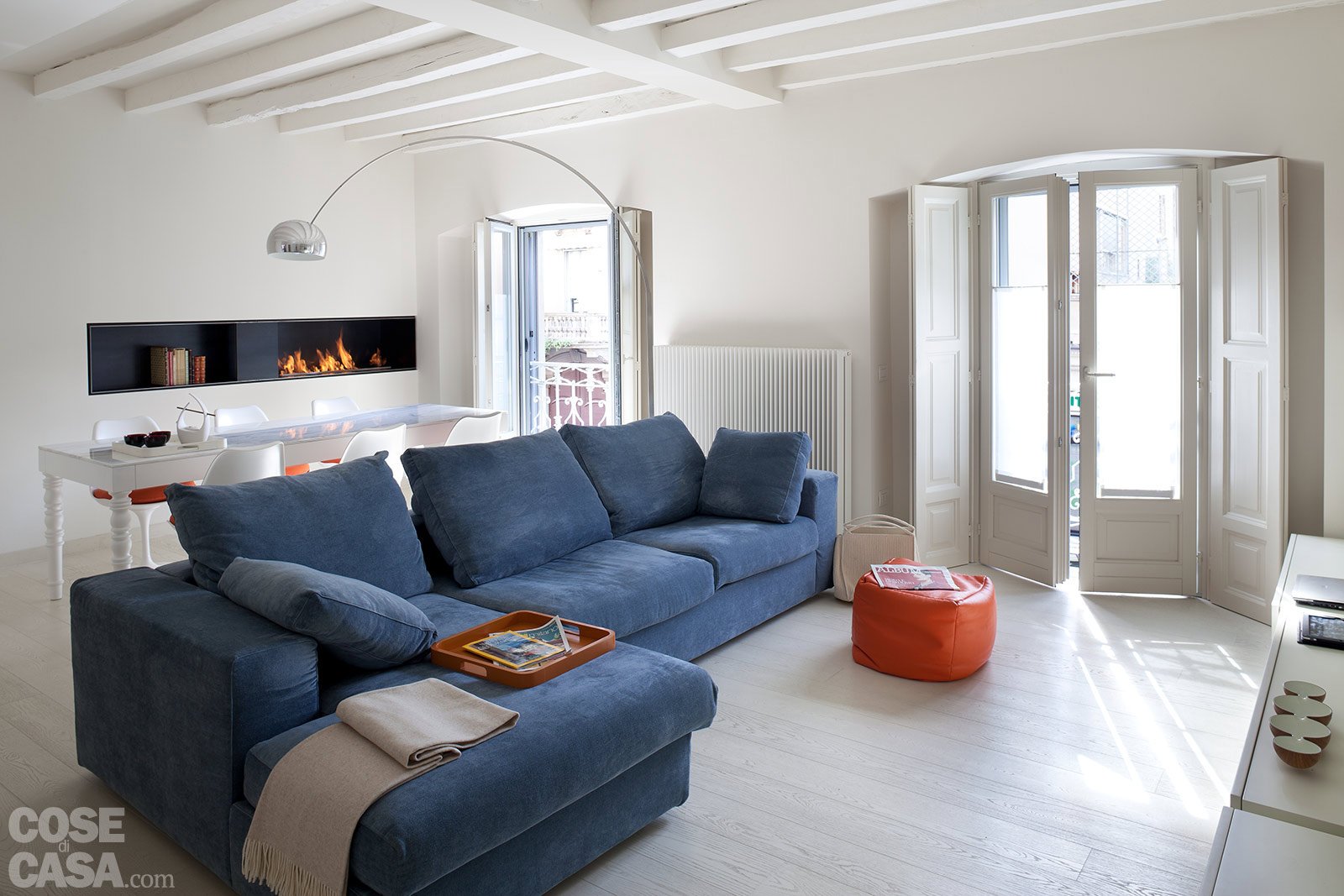 soggiorno divano blu