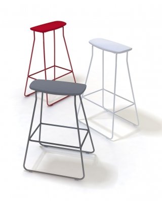 La seduta dello sgabello Léger di SpHaus realizzata in plastica poliuretanica integrale, poggia su una leggerissima struttura di 12 mm verniciata nello stesso colore o cromata. Disponibile nei colori bianco, nero, grigio antracite e rosso è disponibile in due versioni: alta: L 50 x P 37 x H 82 cm; bassa con H 69 cm. Prezzo da 299 euro. www.sphaus.it La seduta dello sgabello Léger di SpHaus realizzata in plastica poliuretanica integrale, poggia su una leggerissima struttura di 12 mm verniciata nello stesso colore o cromata. Disponibile nei colori bianco, nero, grigio antracite e rosso è disponibile in due versioni: alta: L 50 x P 37 x H 82 cm; bassa con H 69 cm. Prezzo da 299 euro. www.sphaus.it