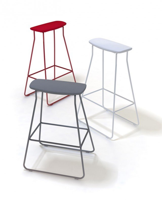 La seduta dello sgabello Léger di SpHaus realizzata in plastica poliuretanica integrale, poggia su una leggerissima struttura di 12 mm verniciata nello stesso colore o cromata. Disponibile nei colori bianco, nero, grigio antracite e rosso è disponibile in due versioni: alta: L 50 x P 37 x H 82 cm; bassa con H 69 cm. Prezzo da 299 euro. www.sphaus.it La seduta dello sgabello Léger di SpHaus realizzata in plastica poliuretanica integrale, poggia su una leggerissima struttura di 12 mm verniciata nello stesso colore o cromata. Disponibile nei colori bianco, nero, grigio antracite e rosso è disponibile in due versioni: alta: L 50 x P 37 x H 82 cm; bassa con H 69 cm. Prezzo da 299 euro. www.sphaus.it