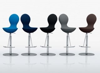 Con il suo design Varier®Eight è molto più di un semplice sgabello snack, è perfetto dalle 8 alle 8: dalla colazione all’ora di cena. Dotato di un meccanismo che permette l’inclinazione dello schienale, è regolabile in altezza da 66 a 89 cm per favorire il comfort individuale. Il sedile è girevole e il poggiapiedi in acciaio, prosegue la linea di seduta. Prezzo 974 euro. www.varierfurniture.it. Con il suo design Varier®Eight è molto più di un semplice sgabello snack, è perfetto dalle 8 alle 8: dalla colazione all’ora di cena. Dotato di un meccanismo che permette l’inclinazione dello schienale, è regolabile in altezza da 66 a 89 cm per favorire il comfort individuale. Il sedile è girevole e il poggiapiedi in acciaio, prosegue la linea di seduta. Prezzo 974 euro. www.varierfurniture.it.