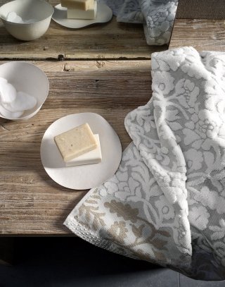 È in morbida spugna jacquard di puro cotone l’asciugamano Ramage della collezione Easy Chic di Zucchi con disegno ornamentale. Disponibile nelle varianti di colore bianco e rosa. L’asciugamano ospite misura L 40 x P 60 cm, l’asciugamano medio L 60 x P 100 cm. Prezzo del set medio e ospite 24,90 euro. www.zucchi.it È in morbida spugna jacquard di puro cotone l’asciugamano Ramage della collezione Easy Chic di Zucchi con disegno ornamentale. Disponibile nelle varianti di colore bianco e rosa. L’asciugamano ospite misura L 40 x P 60 cm, l’asciugamano medio L 60 x P 100 cm. Prezzo del set medio e ospite 24,90 euro. www.zucchi.it