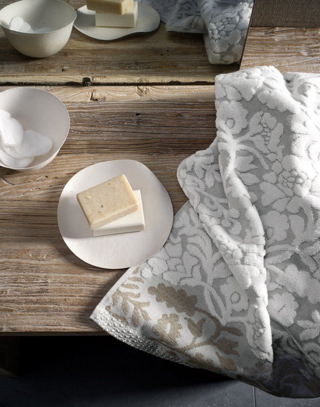 È in morbida spugna jacquard di puro cotone l’asciugamano Ramage della collezione Easy Chic di Zucchi con disegno ornamentale. Disponibile nelle varianti di colore bianco e rosa. L’asciugamano ospite misura L 40 x P 60 cm, l’asciugamano medio L 60 x P 100 cm. Prezzo del set medio e ospite 24,90 euro. www.zucchi.it È in morbida spugna jacquard di puro cotone l’asciugamano Ramage della collezione Easy Chic di Zucchi con disegno ornamentale. Disponibile nelle varianti di colore bianco e rosa. L’asciugamano ospite misura L 40 x P 60 cm, l’asciugamano medio L 60 x P 100 cm. Prezzo del set medio e ospite 24,90 euro. www.zucchi.it