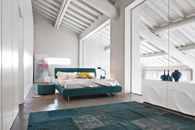I due elementi che compongono la testiera sono reclinabili singolarmente per garantire momenti di totale relax; il rivestimento, in tessuto o pelle, è disponibile in diverse varianti di colore. Misura L 183 x P 223 x H 92 cm e costa 2.632,76 euro nella versione base. Cloud di Tonin Casa. www.tonincasa.it I due elementi che compongono la testiera sono reclinabili singolarmente per garantire momenti di totale relax; il rivestimento, in tessuto o pelle, è disponibile in diverse varianti di colore. Misura L 183 x P 223 x H 92 cm e costa 2.632,76 euro nella versione base. Cloud di Tonin Casa. www.tonincasa.it