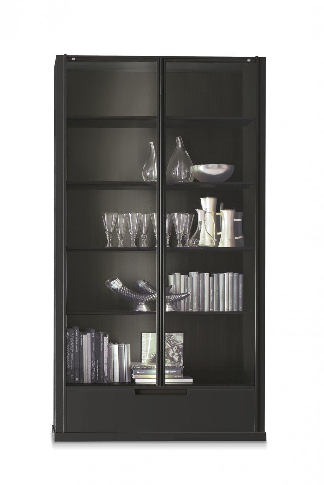 1. Libreria-vetrina Dorothea di Alivar, è in rovere verniciato o in Mdf laccato opaco, con cassetto, ripiani in cuoio e ante in cristallo temperato. È dotata di illuminazione a led. Misura L 122 x P 41 x H 220 cm. Prezzo 5.304 euro.www.alivar.it 1. Libreria-vetrina Dorothea di Alivar, è in rovere verniciato o in Mdf laccato opaco, con cassetto, ripiani in cuoio e ante in cristallo temperato. È dotata di illuminazione a led. Misura L 122 x P 41 x H 220 cm. Prezzo 5.304 euro.www.alivar.it