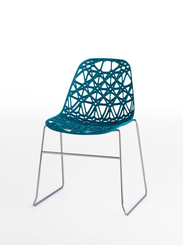 11. Ha lo schienale e la seduta traforati, effetto maglia, che non trattengono l’acqua in caso di pioggia; la base è a slitta. Misura L 50 x P 53 x H 81 cm e costa 213 euro nella versione base. Nett di Crassevig. www.crassevig.com 11. Ha lo schienale e la seduta traforati, effetto maglia, che non trattengono l’acqua in caso di pioggia; la base è a slitta. Misura L 50 x P 53 x H 81 cm e costa 213 euro nella versione base. Nett di Crassevig. www.crassevig.com