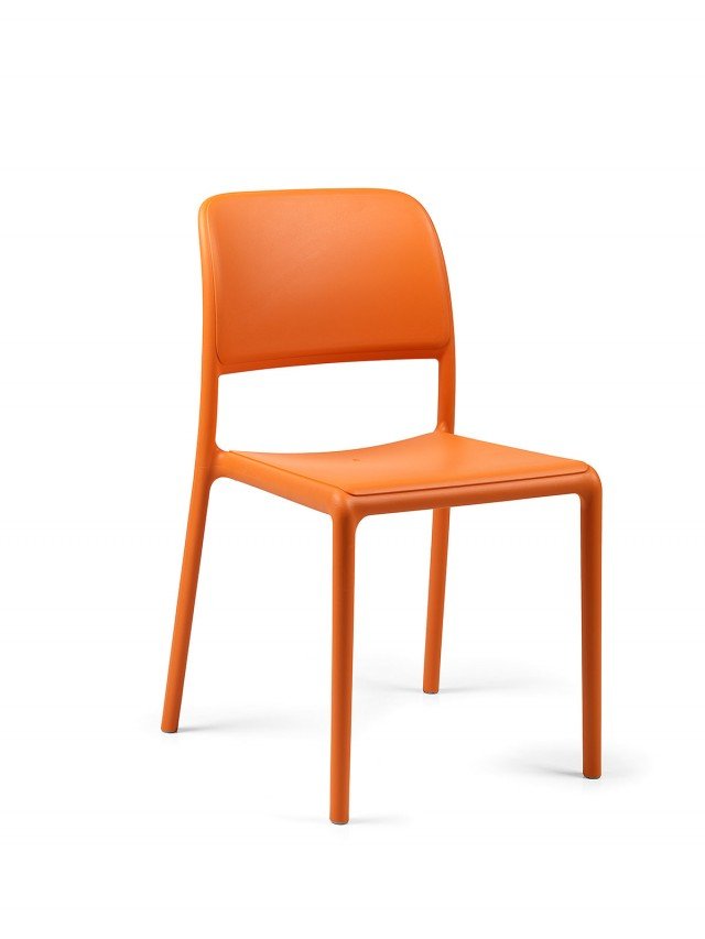 olipropilene fiber-glass in tante varianti di colore che la rende leggera, maneggevole e facile da abbinare. Misura L 49 x P 54 x H 83 cm e costa 59,78 euro. Riva Bistrot di Nardi. www.nardigarden.it olipropilene fiber-glass in tante varianti di colore che la rende leggera, maneggevole e facile da abbinare. Misura L 49 x P 54 x H 83 cm e costa 59,78 euro. Riva Bistrot di Nardi. www.nardigarden.it