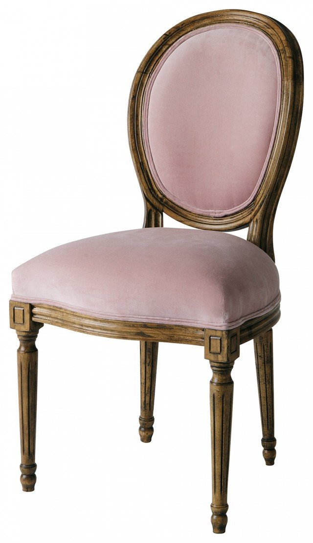Ricorda i modelli settecenteschi ed è rivestita in velluto color rosa antico con trattamento Teflon antimacchia; la struttura è in legno massello tinto grigio invecchiato e sbiancato. Misura L 50 x P 58 x H 94 cm e costa 169 euro. Louis di Maisons du monde. www.maisonsdumonde.com Ricorda i modelli settecenteschi ed è rivestita in velluto color rosa antico con trattamento Teflon antimacchia; la struttura è in legno massello tinto grigio invecchiato e sbiancato. Misura L 50 x P 58 x H 94 cm e costa 169 euro. Louis di Maisons du monde. www.maisonsdumonde.com