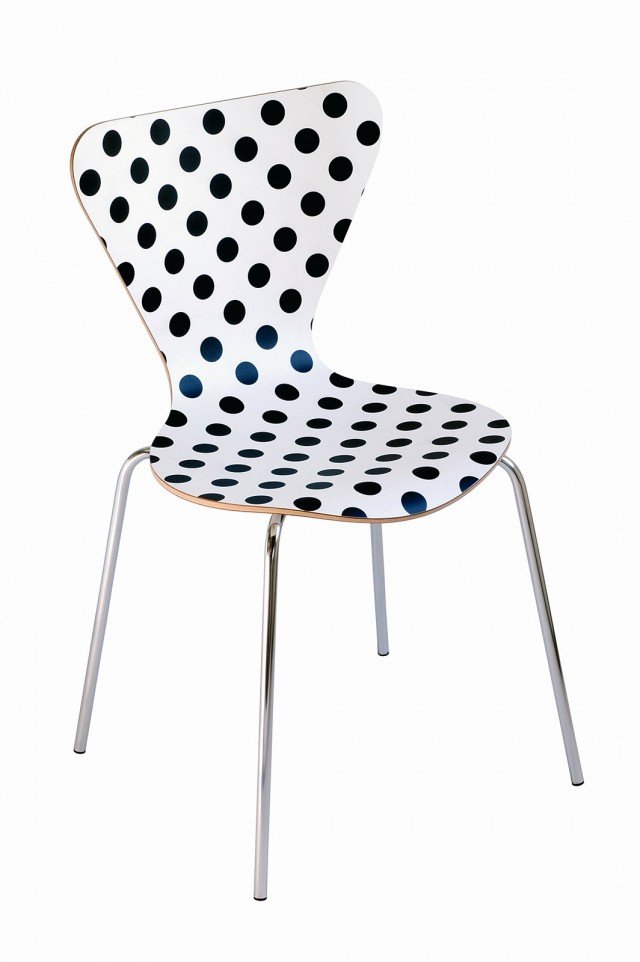 La scocca è in faggio rivestito con laminato stampato in digitale a grandi pois neri; le gambe sono in metallo cromato. Misura L 44 x P 45 x H 81 cm e costa 189 euro. Quark Pop White di Creativando. www.creativando.nu La scocca è in faggio rivestito con laminato stampato in digitale a grandi pois neri; le gambe sono in metallo cromato. Misura L 44 x P 45 x H 81 cm e costa 189 euro. Quark Pop White di Creativando. www.creativando.nu