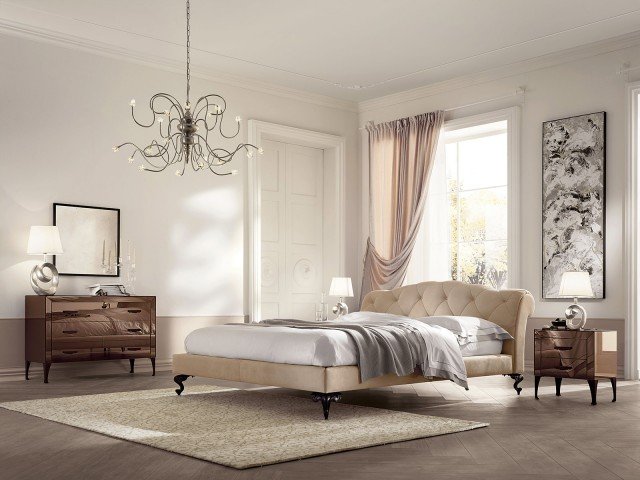 Sapore rétro per il letto con la testata imbottita impreziosita da una lavorazione capitonné e da un raffinato rivestimento personalizzabile; i piedini in alluminio pressofuso sono levigati a mano. Misura L 180 x P 245 x H 110 cm e costa 5.989 euro nella versione base. George Basso di Cantori. www.cantori.it Sapore rétro per il letto con la testata imbottita impreziosita da una lavorazione capitonné e da un raffinato rivestimento personalizzabile; i piedini in alluminio pressofuso sono levigati a mano. Misura L 180 x P 245 x H 110 cm e costa 5.989 euro nella versione base. George Basso di Cantori. www.cantori.it