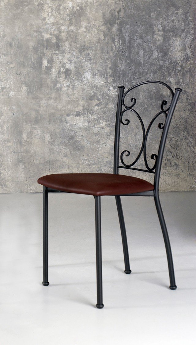 Lo schienale è decorato da una serie di romantici riccioli e la struttura è in tubolare di ferro con una finitura verniciata; la seduta imbottita è disponibile rivestita in resistente ecopelle marrone o cotone. Misura L 42 x P 45 x H 100 cm e costa 180 euro. Lorena di Cosatto Letti. www.cosattoletti.it Lo schienale è decorato da una serie di romantici riccioli e la struttura è in tubolare di ferro con una finitura verniciata; la seduta imbottita è disponibile rivestita in resistente ecopelle marrone o cotone. Misura L 42 x P 45 x H 100 cm e costa 180 euro. Lorena di Cosatto Letti. www.cosattoletti.it