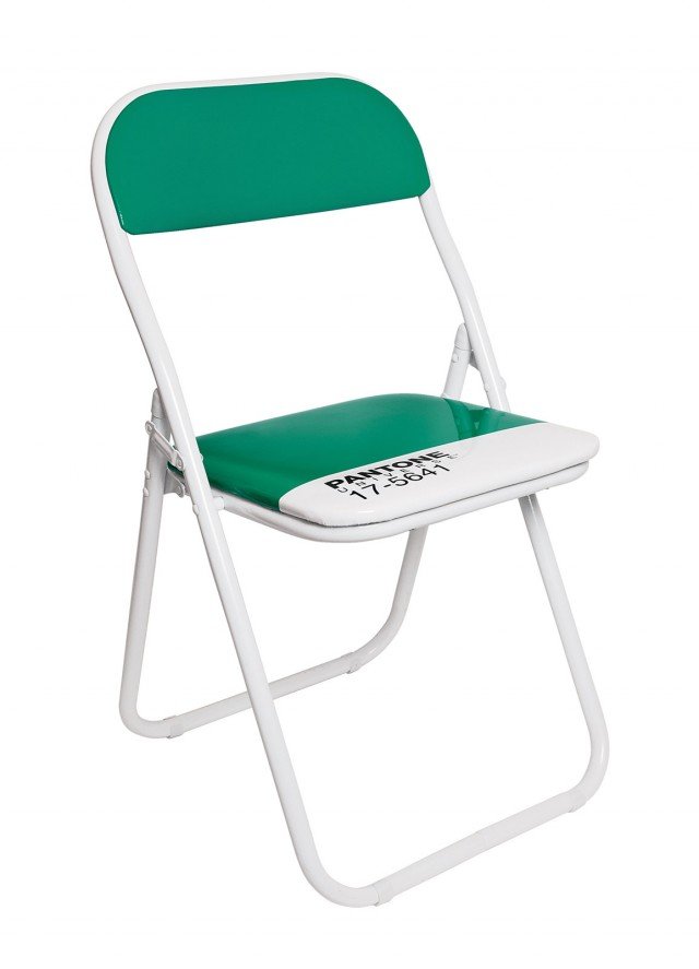 Pieghevole per ottimizzare lo spazio, è realizzata in metallo e Pvc da scegliere fra tredici varianti. Misura L 44 x P 46 x H 79 cm e costa 53 euro. Pantone di Seletti. www.seletti.it Pieghevole per ottimizzare lo spazio, è realizzata in metallo e Pvc da scegliere fra tredici varianti. Misura L 44 x P 46 x H 79 cm e costa 53 euro. Pantone di Seletti. www.seletti.it
