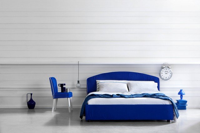 3. Un'intensa tonalità blu elettrico per il modello imbottito completamente sfoderabile e dotato del giroletto smontabile; è ingentilito da un sottile profilo bianco. Misura L 171 x P 213 x H 103 cm e costa 1.664 euro. Arco di Letti&Co. www.lettiandco.com 3. Un'intensa tonalità blu elettrico per il modello imbottito completamente sfoderabile e dotato del giroletto smontabile; è ingentilito da un sottile profilo bianco. Misura L 171 x P 213 x H 103 cm e costa 1.664 euro. Arco di Letti&Co. www.lettiandco.com