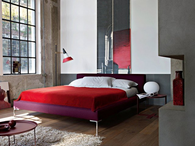 4. Un design essenziale che lo rende un pezzo intramontabile; i piedini sottili sono in alluminio spazzolato lucido, ma può essere dotato di ruote. Misura L 184 x P 236 x H 87 cm e costa 2.984 euro nella versione base. Charles di B&B Italia. www.bebitalia.com 4. Un design essenziale che lo rende un pezzo intramontabile; i piedini sottili sono in alluminio spazzolato lucido, ma può essere dotato di ruote. Misura L 184 x P 236 x H 87 cm e costa 2.984 euro nella versione base. Charles di B&B Italia. www.bebitalia.com