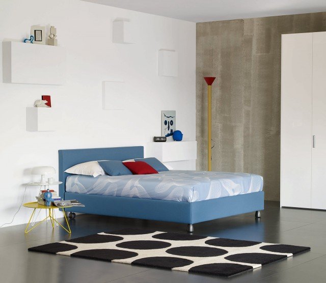 4. Design lineare e un comodo piano a doghe regolabili che assicura sonni da favola; grazie alle pratiche chiusure a velcro è completamente sfoderabile. Misura L 178 x P 216 x H 92 cm e costa 1.623 euro nella versione base. Notturno di Flou. www.flou.it 4. Design lineare e un comodo piano a doghe regolabili che assicura sonni da favola; grazie alle pratiche chiusure a velcro è completamente sfoderabile. Misura L 178 x P 216 x H 92 cm e costa 1.623 euro nella versione base. Notturno di Flou. www.flou.it