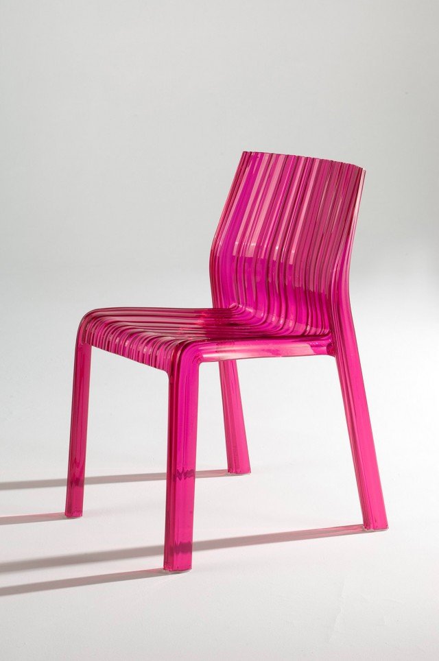 Un particolare effetto ondulato che ricorda un tessuto plissé per la sedia in policarbonato trasparente in un’accesa tonalità rosa fucsia. Misura L 47 x P 47 x H 78 cm e costa 183 euro. Frilly di Kartell. www.kartell.it Un particolare effetto ondulato che ricorda un tessuto plissé per la sedia in policarbonato trasparente in un’accesa tonalità rosa fucsia. Misura L 47 x P 47 x H 78 cm e costa 183 euro. Frilly di Kartell. www.kartell.it