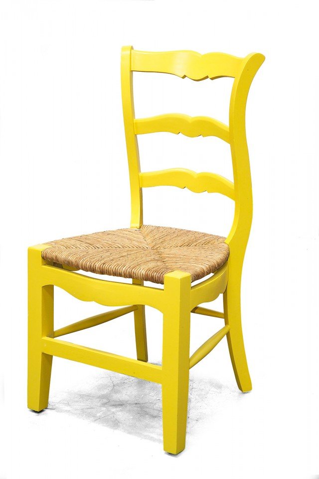 Ricorda i modelli del passato la sedia in legno di mogano laccato giallo con la seduta in paglia: dedicata a chi ama lo stile country chic. Misura L 56 x P 51 x H 99 cm e costa 148 euro. Classic di Novità Home. www.novitahome.com Ricorda i modelli del passato la sedia in legno di mogano laccato giallo con la seduta in paglia: dedicata a chi ama lo stile country chic. Misura L 56 x P 51 x H 99 cm e costa 148 euro. Classic di Novità Home. www.novitahome.com