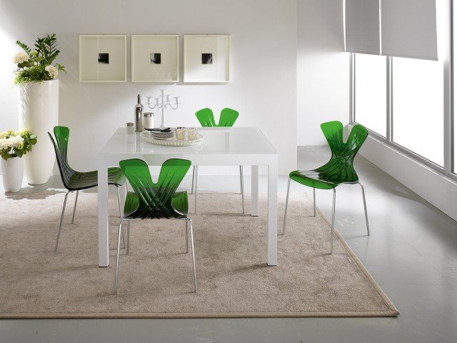 La seduta dalla forma originale e scenografica è realizzata in tecnopolimero trasparente colorato e poggia su quattro gambe in metallo lucido. Misura L 60 x P 46 x H 84 cm e costa 220,82 euro. Vela di Eurosedia. www.eurosedia.it La seduta dalla forma originale e scenografica è realizzata in tecnopolimero trasparente colorato e poggia su quattro gambe in metallo lucido. Misura L 60 x P 46 x H 84 cm e costa 220,82 euro. Vela di Eurosedia. www.eurosedia.it