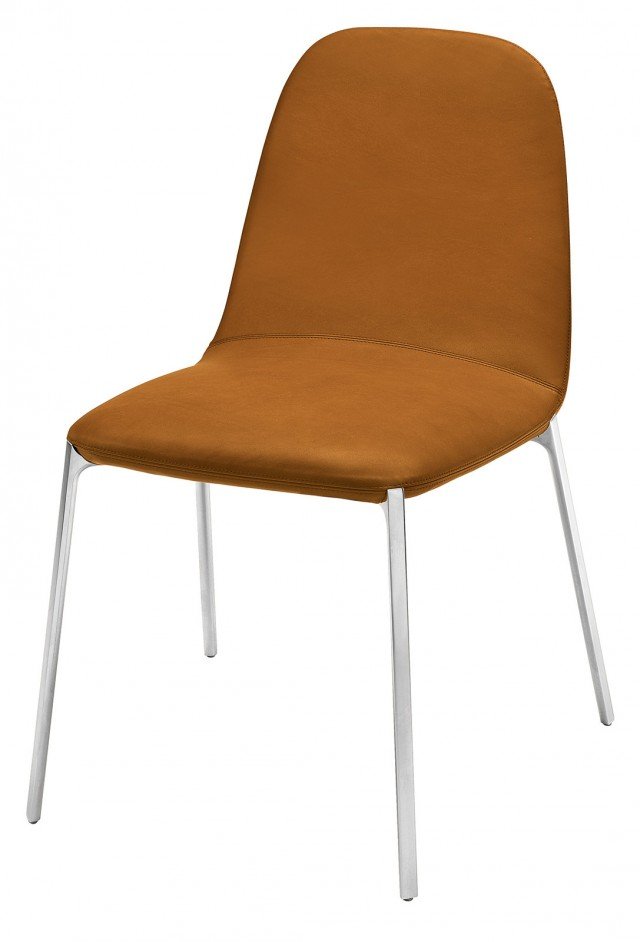 Ha la scocca in poliuretano schiumato rivestita in stoffa o in pelle, le gambe sono realizzate in lega di alluminio lucidato o verniciato. Misura L 55 x P 57 x H 81 cm e costa 485 euro. Ella di Zanotta. www.zanotta.it Ha la scocca in poliuretano schiumato rivestita in stoffa o in pelle, le gambe sono realizzate in lega di alluminio lucidato o verniciato. Misura L 55 x P 57 x H 81 cm e costa 485 euro. Ella di Zanotta. www.zanotta.it