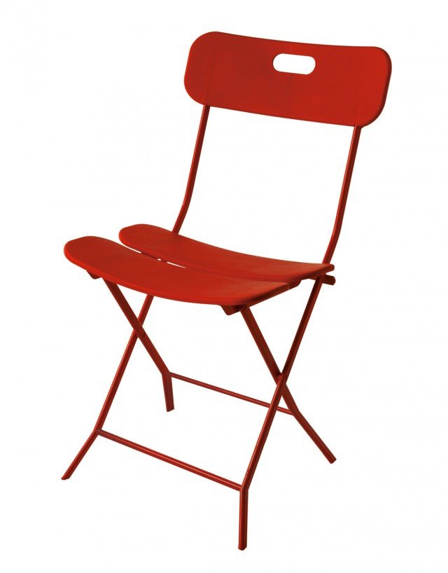 Ha la seduta e lo schienale in plastica mentre la struttura è in acciaio verniciato; si può scegliere fra quattro tinte ed è pieghevole. Misura L 43 x P 49 x H 80 cm e costa 43 euro. Mia di Pezzani Home Collection. www.pezzani.eu Ha la seduta e lo schienale in plastica mentre la struttura è in acciaio verniciato; si può scegliere fra quattro tinte ed è pieghevole. Misura L 43 x P 49 x H 80 cm e costa 43 euro. Mia di Pezzani Home Collection. www.pezzani.eu
