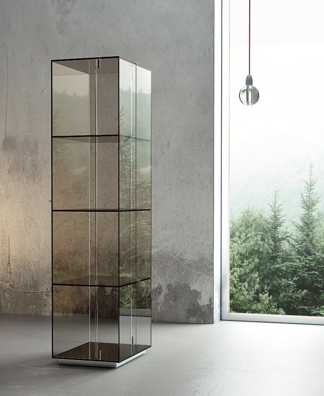 2. In cristallo trasparente extrachiaro o fumè, la vetrina Tower di Riflessi. Ha ante ad angolo con apertura laterale. Misura L 60 x P 45 x H 180 cm. Prezzo 2.257 euro. www.riflessi.it 2. In cristallo trasparente extrachiaro o fumè, la vetrina Tower di Riflessi. Ha ante ad angolo con apertura laterale. Misura L 60 x P 45 x H 180 cm. Prezzo 2.257 euro. www.riflessi.it