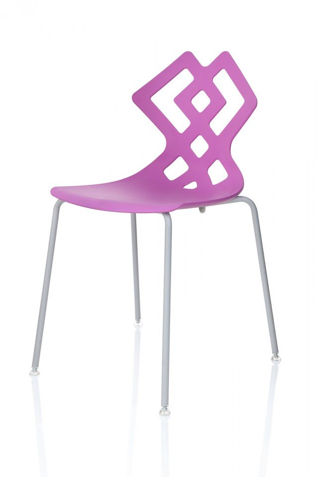 Accosta l'acciaio al polipropilene in un'attualissima tonalità di viola; è resistente ai raggi UV e impilabile. Misura L 55,5 x P 48 x H 84 cm e costa 137 euro nella versione base. Zahira di Alma Design. www.alma-design.it Accosta l'acciaio al polipropilene in un'attualissima tonalità di viola; è resistente ai raggi UV e impilabile. Misura L 55,5 x P 48 x H 84 cm e costa 137 euro nella versione base. Zahira di Alma Design. www.alma-design.it
