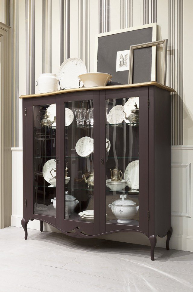 10. Vetrina a tre ante con faretti interni e ripiani in legno, collezione Armonie di Tosato. L 170 x P 52 x H 160 cm. Prezzo dai rivenditori. www.tosato.com 10. Vetrina a tre ante con faretti interni e ripiani in legno, collezione Armonie di Tosato. L 170 x P 52 x H 160 cm. Prezzo dai rivenditori. www.tosato.com
