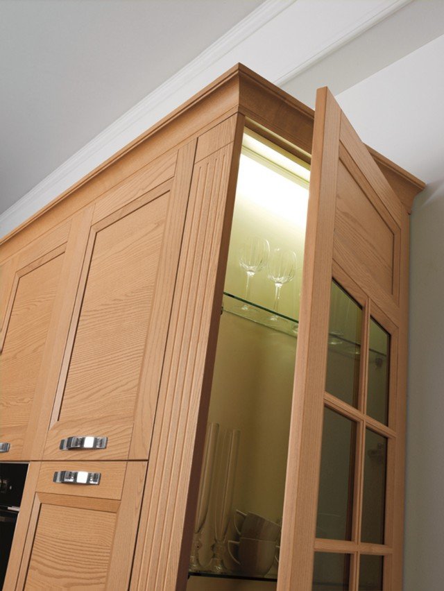 Beverly di Stosa Cucine reinterpreta lo stile classico in chiave contemporanea. Grande importanza è data alle vetrine con apertura a vela che arredano la cucina in maniera elegante e funzionale. Colori disponibili: caffé, biancospino, cipria, rosso, canapa. Un modulo base in essenza misura L 60 x H 72 cm. Prezzo: esclusa Iva, 181 euro. www.stosa.it Beverly di Stosa Cucine reinterpreta lo stile classico in chiave contemporanea. Grande importanza è data alle vetrine con apertura a vela che arredano la cucina in maniera elegante e funzionale. Colori disponibili: caffé, biancospino, cipria, rosso, canapa. Un modulo base in essenza misura L 60 x H 72 cm. Prezzo: esclusa Iva, 181 euro. www.stosa.it