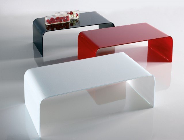 Il tavolino Randa di Riflessi è realizzato in cristallo curvato trasparente, disponibile anche laccato extrachiaro bianco, rosso, nero, moka. Realizzato in tre misure L 90 x P 90 x H 38 cm; L 110 x P 60 x H 38 cm; L 130 x P 70 x H 38 cm. Prezzo 592 euro; 417,45 euro; 492 euro. www.riflessisrl.it Il tavolino Randa di Riflessi è realizzato in cristallo curvato trasparente, disponibile anche laccato extrachiaro bianco, rosso, nero, moka. Realizzato in tre misure L 90 x P 90 x H 38 cm; L 110 x P 60 x H 38 cm; L 130 x P 70 x H 38 cm. Prezzo 592 euro; 417,45 euro; 492 euro. www.riflessisrl.it
