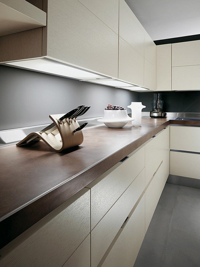 Sistema di illuminazione sottopensile per la composizione con ante impiallacciate Rovere bianco Scenary di Scavolini. I pensili si caratterizzano per il fondo sagomato che facilita l’apertura e per gli elementi terminali con mensole a giorno, perfette per un ambiente dove cucina e zona giorno interagiscono. Il pensile misura L 45 x P 34 x H 73 cm. Prezzo: esclusa Iva, 201 euro. www.scavolini.it Sistema di illuminazione sottopensile per la composizione con ante impiallacciate Rovere bianco Scenary di Scavolini. I pensili si caratterizzano per il fondo sagomato che facilita l’apertura e per gli elementi terminali con mensole a giorno, perfette per un ambiente dove cucina e zona giorno interagiscono. Il pensile misura L 45 x P 34 x H 73 cm. Prezzo: esclusa Iva, 201 euro. www.scavolini.it