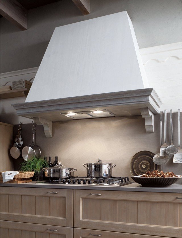 Due lampade sono integrate nella cappa Tabià di Scandola, realizzata con trave in massello d’abete color ardesia talcato e completa di motore aspirante. Misura L 120 x H 107 cm. Prezzo: esclusa Iva, 831 euro. www.scandolamobili.it Due lampade sono integrate nella cappa Tabià di Scandola, realizzata con trave in massello d’abete color ardesia talcato e completa di motore aspirante. Misura L 120 x H 107 cm. Prezzo: esclusa Iva, 831 euro. www.scandolamobili.it