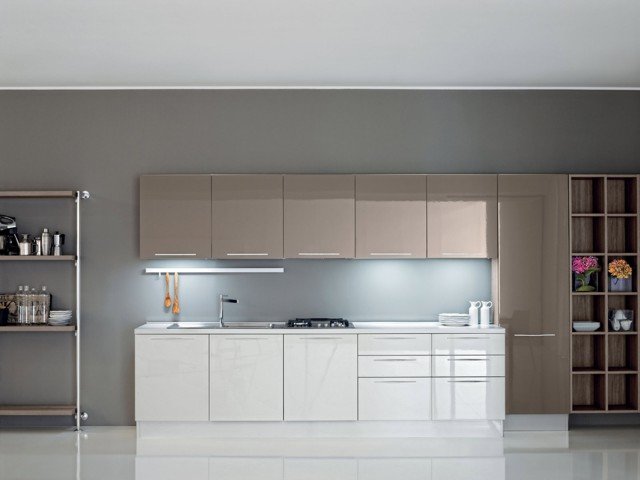 Terra di Aran propone in un modello unico finiture nuove e contemporanee ed elementi dai colori naturali: la luce riflette sulle basi in polimerico bianco lucido, mentre pensili e colonna tortora si accostano agli elementi a giorno in nobilitato melamminico effetto larice con venatura orizzontale, nella finitura rovere slavato (spessore mm 20). Il blocco parete misura L 480 cm e quello colonne 180 cm. Prezzo su richiesta. www.aran.it Terra di Aran propone in un modello unico finiture nuove e contemporanee ed elementi dai colori naturali: la luce riflette sulle basi in polimerico bianco lucido, mentre pensili e colonna tortora si accostano agli elementi a giorno in nobilitato melamminico effetto larice con venatura orizzontale, nella finitura rovere slavato (spessore mm 20). Il blocco parete misura L 480 cm e quello colonne 180 cm. Prezzo su richiesta. www.aran.it