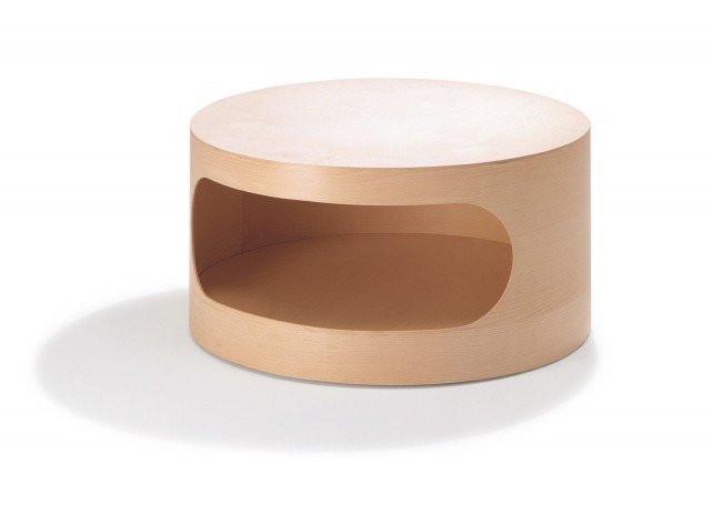 Ha le ruote nascoste il tavolino Settanta di Villa Home Collection realizzato in legno di faggio curvato, verniciato all’acqua in naturale o colorato. Misura Ø 70 H 35 cm. Prezzo 500 euro. www.villahomecollection.it Ha le ruote nascoste il tavolino Settanta di Villa Home Collection realizzato in legno di faggio curvato, verniciato all’acqua in naturale o colorato. Misura Ø 70 H 35 cm. Prezzo 500 euro. www.villahomecollection.it
