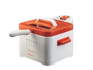 Easy Fry è la friggitrice di Ariete completamente smontabile con cestello, vano olio e coperchio lavabili in lavastoviglie. Facile da usare, grazie al termostato regolabile, ha la finestra di controllo che permette di verificare lo stato della cottura. Potenza 2.000 watt, capacità olio 2,0-2,5 litri. Prezzo 44,90 euro. www.ariete.net Easy Fry è la friggitrice di Ariete completamente smontabile con cestello, vano olio e coperchio lavabili in lavastoviglie. Facile da usare, grazie al termostato regolabile, ha la finestra di controllo che permette di verificare lo stato della cottura. Potenza 2.000 watt, capacità olio 2,0-2,5 litri. Prezzo 44,90 euro. www.ariete.net