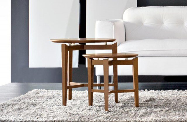 Symbol è un tavolino in legno di faggio tinto noce con piano rotondo e struttura a 3 gambe, adatto alla zona giorno. Caratterizzato dall'effetto ottico del piano leggermente sospeso sulla struttura. Disponibile in due misure: Ø 40 x H 40 cm Ø 50 x H 50 cm. Prezzo a partire da 187 euro. www.calligaris.it Symbol è un tavolino in legno di faggio tinto noce con piano rotondo e struttura a 3 gambe, adatto alla zona giorno. Caratterizzato dall'effetto ottico del piano leggermente sospeso sulla struttura. Disponibile in due misure: Ø 40 x H 40 cm Ø 50 x H 50 cm. Prezzo a partire da 187 euro. www.calligaris.it