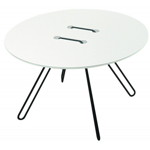 Sembra un bottone il tavolino Twine di Casamania. La struttura del piano in MDF laccato è attraversata da un filo di metallo che attraversa i 2 fori al centro del piano e forma le 4 gambe. Misura Ø 70 x H 43 cm. Prezzo 373 euro. www.casamania.it/it Sembra un bottone il tavolino Twine di Casamania. La struttura del piano in MDF laccato è attraversata da un filo di metallo che attraversa i 2 fori al centro del piano e forma le 4 gambe. Misura Ø 70 x H 43 cm. Prezzo 373 euro. www.casamania.it/it