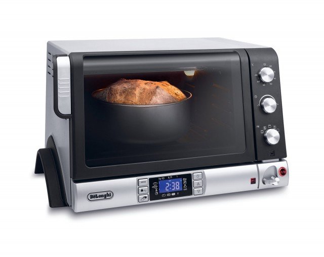 Sfornatutto Pangourmet è molto più di un forno elettrico: oltre a cuocere mille piatti sfiziosi (primi, carni, pesce, dolci, ….) come un tradizionale forno, è anche in grado di impastare, lievitare e cuocere automaticamente pane, dolci, pizze e marmellate. Ha 20 programmi automatici pre-impostati, speciale teglia impastatrice tonda antiaderente e può lavorare al massimo 1 kg di impasto. Ha anche funzione Turbo per cuocere il pane in 1 ora. Prezzo 250 euro. www.delonghi.com Sfornatutto Pangourmet è molto più di un forno elettrico: oltre a cuocere mille piatti sfiziosi (primi, carni, pesce, dolci, ….) come un tradizionale forno, è anche in grado di impastare, lievitare e cuocere automaticamente pane, dolci, pizze e marmellate. Ha 20 programmi automatici pre-impostati, speciale teglia impastatrice tonda antiaderente e può lavorare al massimo 1 kg di impasto. Ha anche funzione Turbo per cuocere il pane in 1 ora. Prezzo 250 euro. www.delonghi.com