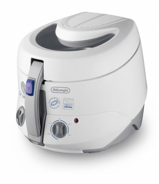 Rotofry F 28533 di De’Longhi ha cestello rotante e inclinato per friggere con metà olio fino a 1 kg di patatine, pesce e verdure. Il coperchio è dotato di oblò per controllare la cottura, la vasca interna è estraibile e antiaderente per facilitare lo svuotamento ed una completa pulizia e ha timer digitale estraibile con avvisatore acustico di fine cottura. Prezzo 160 euro. www.delonghi.com Rotofry F 28533 di De’Longhi ha cestello rotante e inclinato per friggere con metà olio fino a 1 kg di patatine, pesce e verdure. Il coperchio è dotato di oblò per controllare la cottura, la vasca interna è estraibile e antiaderente per facilitare lo svuotamento ed una completa pulizia e ha timer digitale estraibile con avvisatore acustico di fine cottura. Prezzo 160 euro. www.delonghi.com